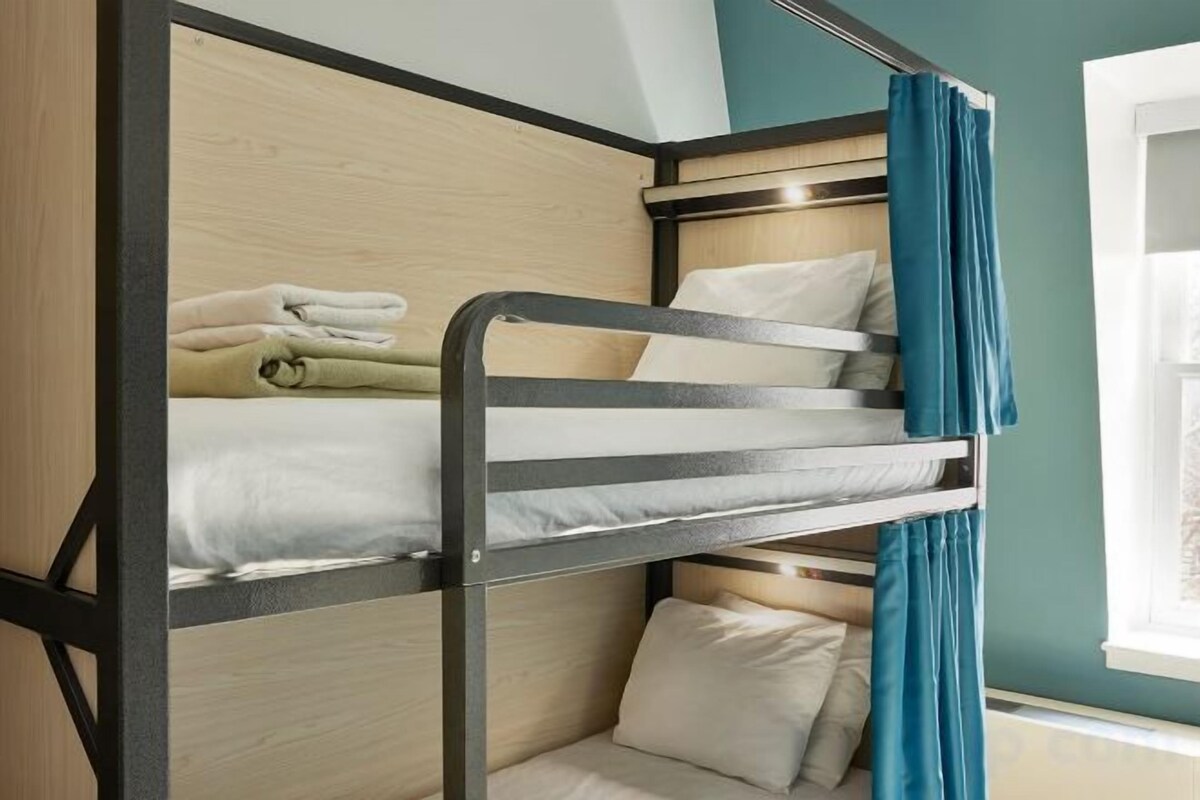 Cofres nos quartos, Wi-Fi de cortesia, roupa de cama