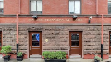 Pintu masuk properti