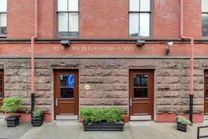 Property entrance - HI New York City - Hostel (New York)