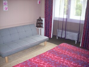 Escritorio, wifi gratis y ropa de cama 