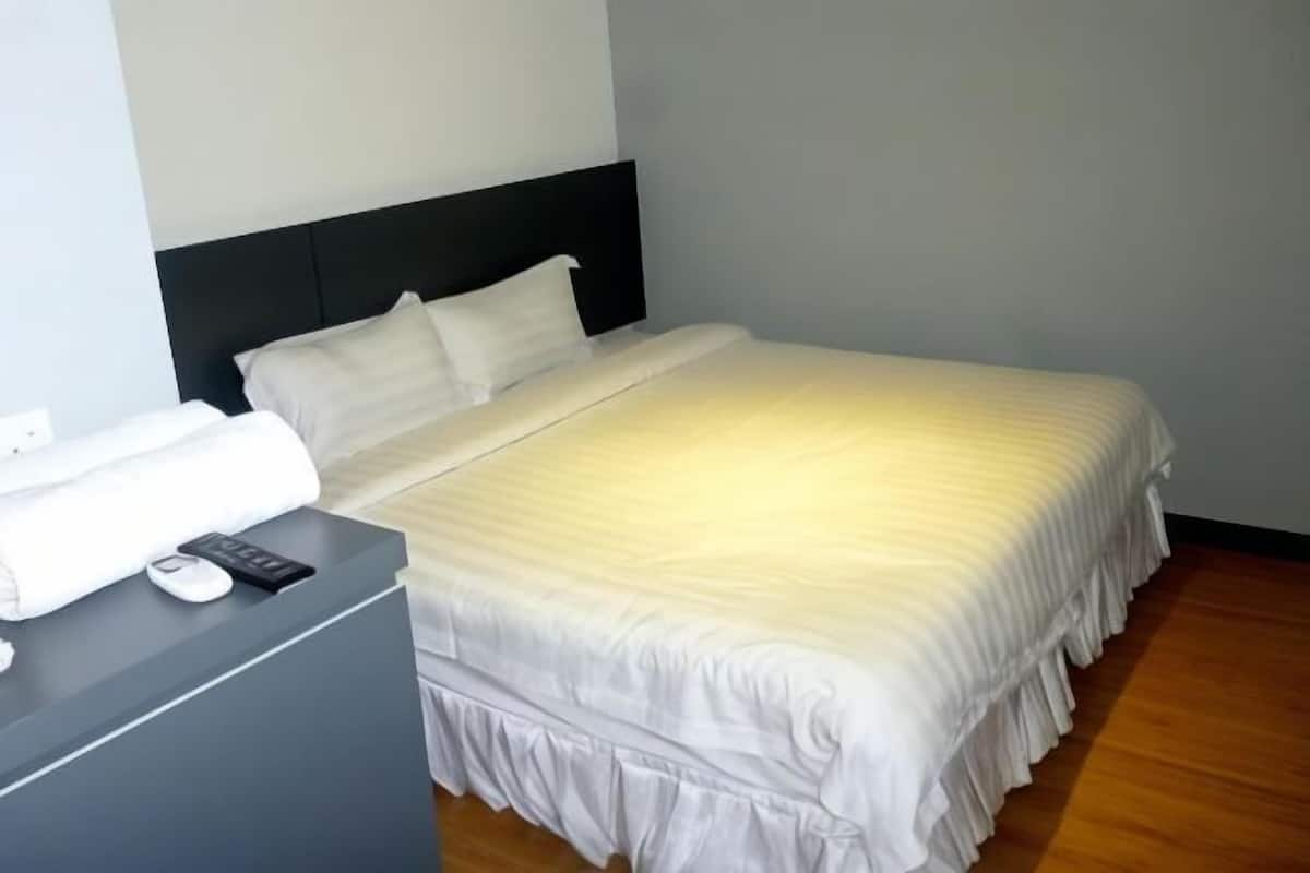 Escritorio, tabla de planchar con plancha y wifi gratis 
