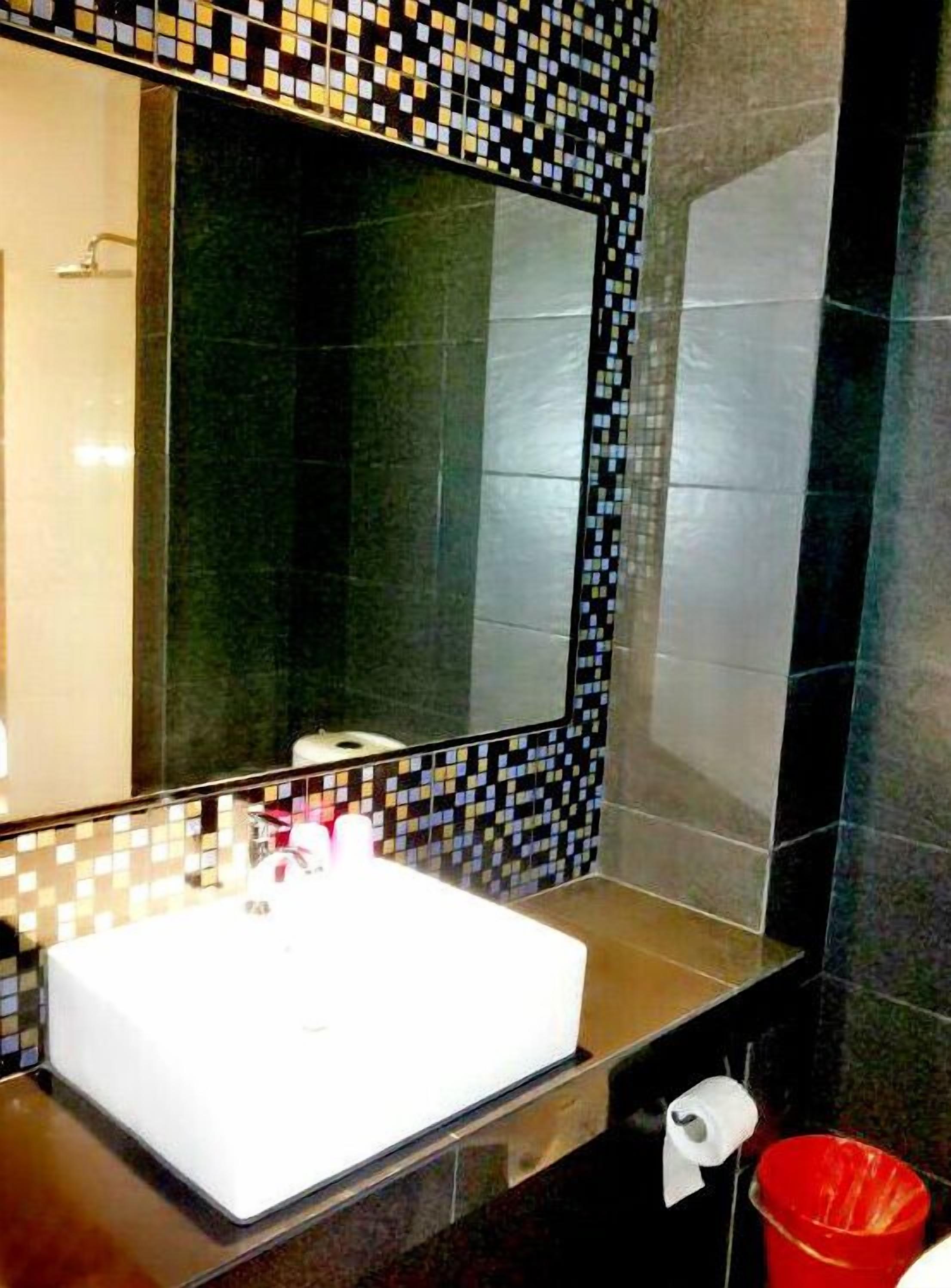 Double Room | Bilik Mandi | Pancuran mandi, tuala disediakan 