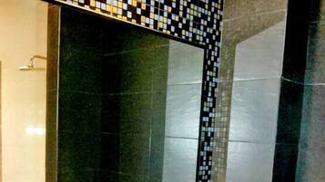 Tweepersoonskamer | Badkamer | Een douche, handdoeken