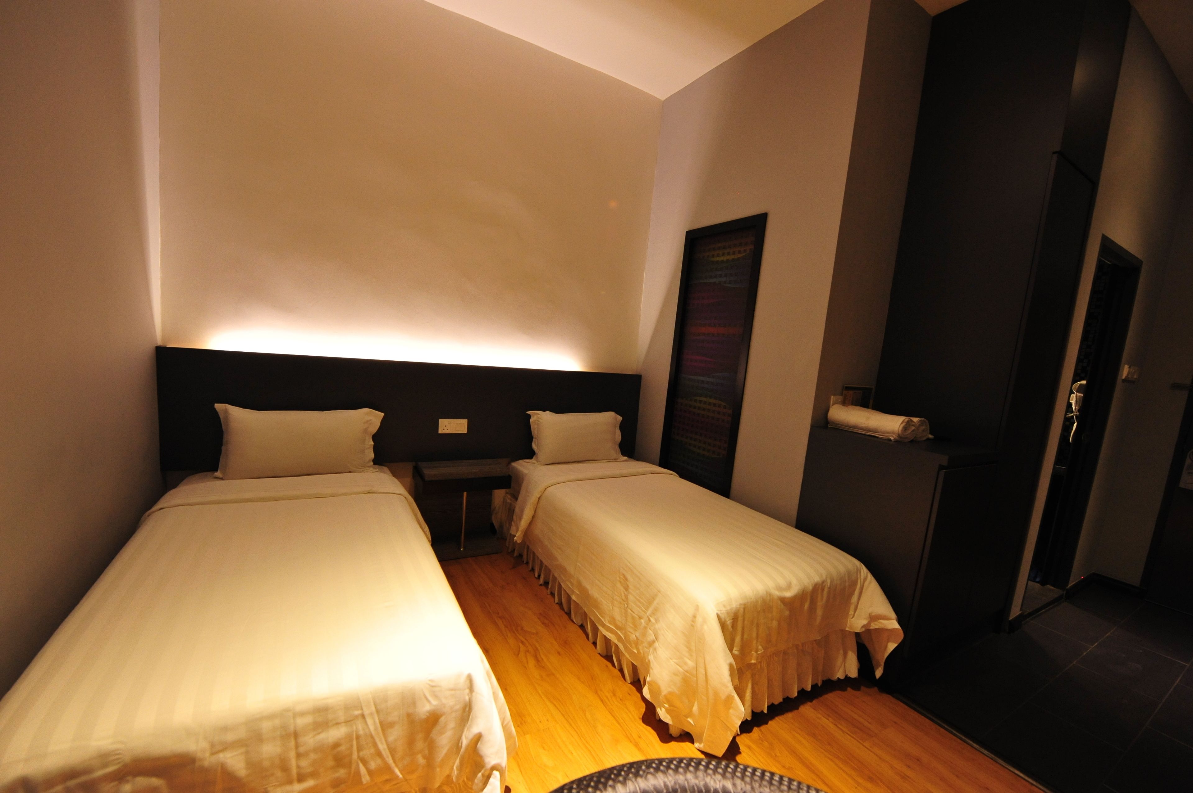 deluxe twin room | desk, iron/ironing board, free wifi