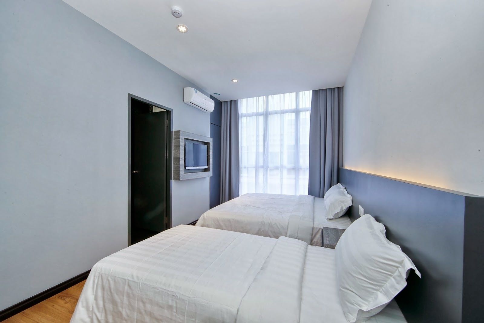 desk, iron/ironing board, free wifi