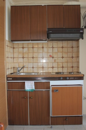 Kühlschrank, Herdplatte, Wasserkocher, Kochgeschirr/Geschirr/Besteck