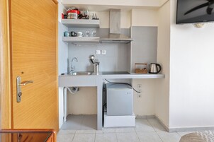 Refrigerador, placa de cocina, tetera/pava eléctrica