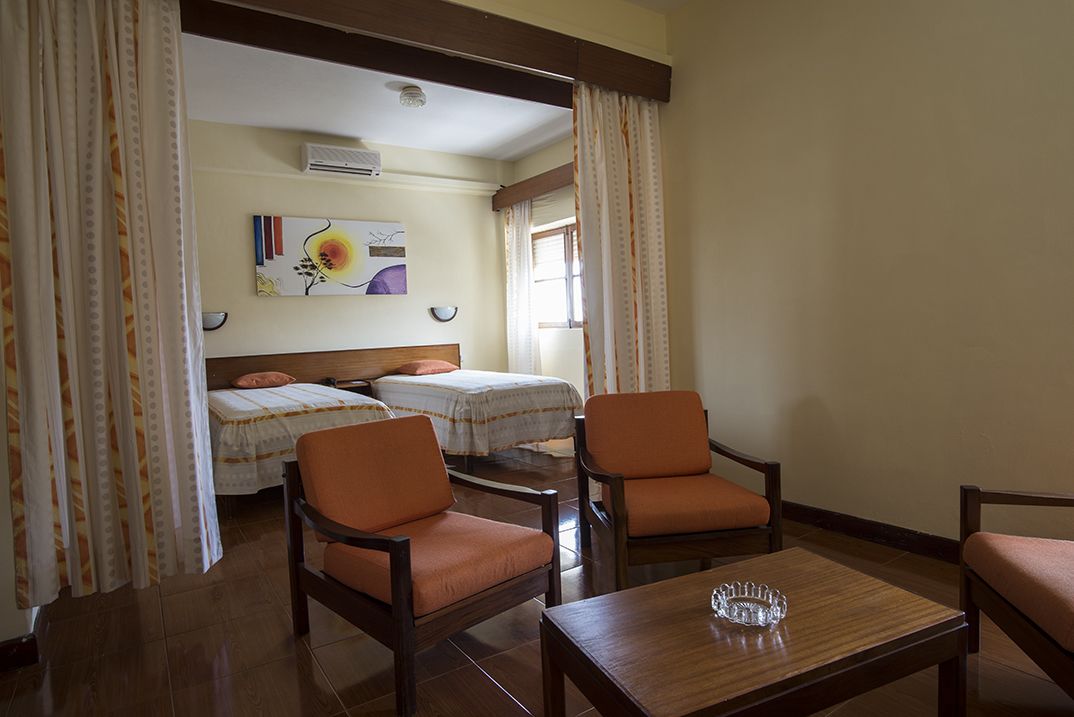 Habitación superior con 2 camas individuales | Cunas gratuitas, camas extra, wifi gratis y ropa de cama 