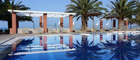 2 piscines extérieures, chaises longues