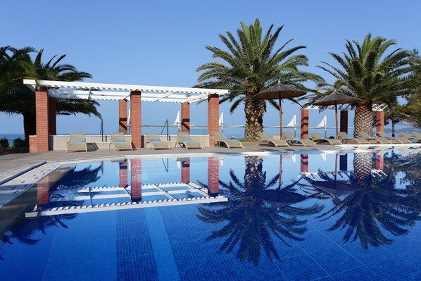 2 ulkouima-allasta, aurinkotuoleja