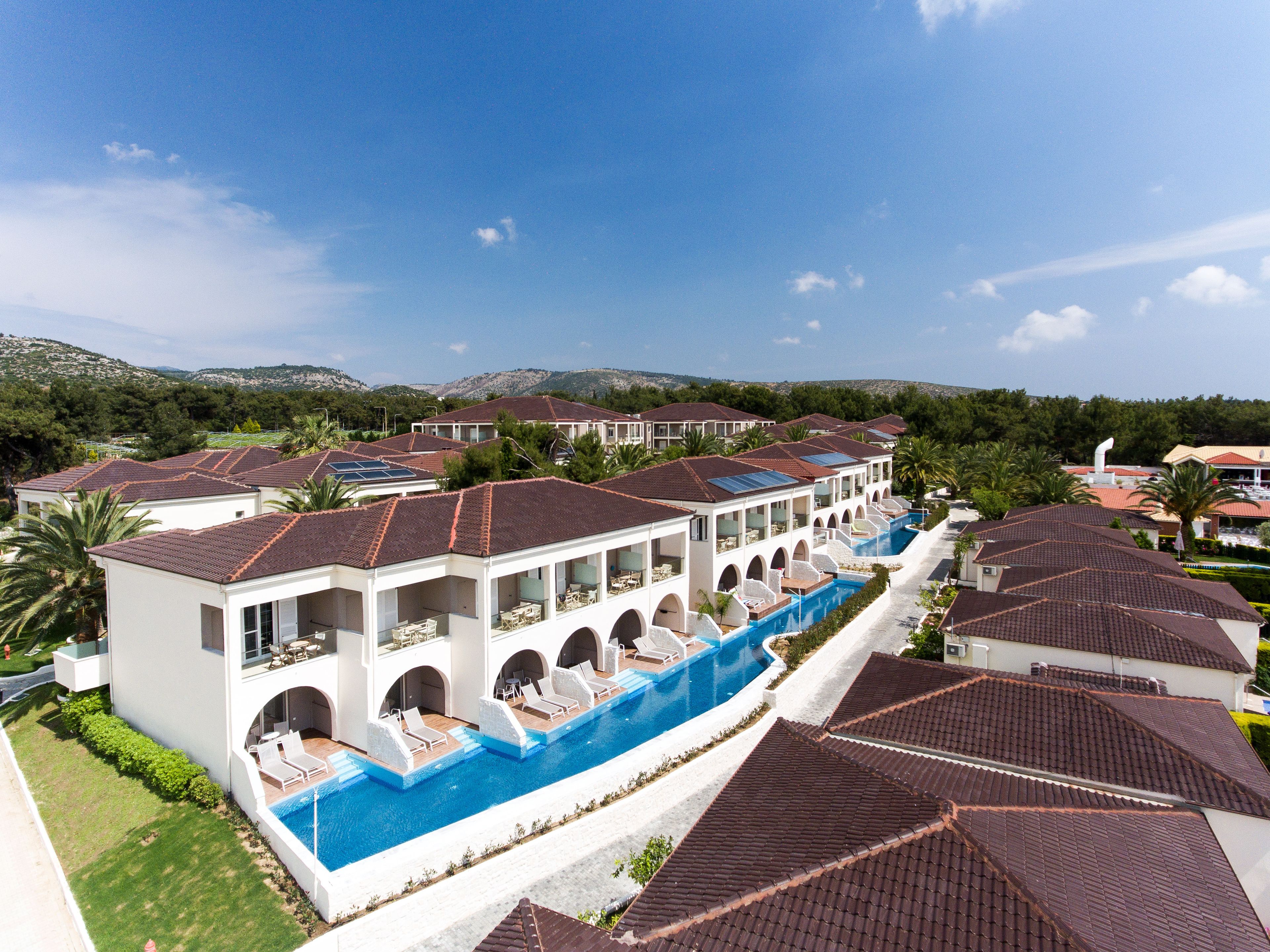 Deluxe Double or Twin Room, Pool Access | Minibar, in-room safe, soundproofing, free WiFi