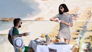 Un tavolo da pranzo con prodotti per la colazione e vista sulla spiaggia.