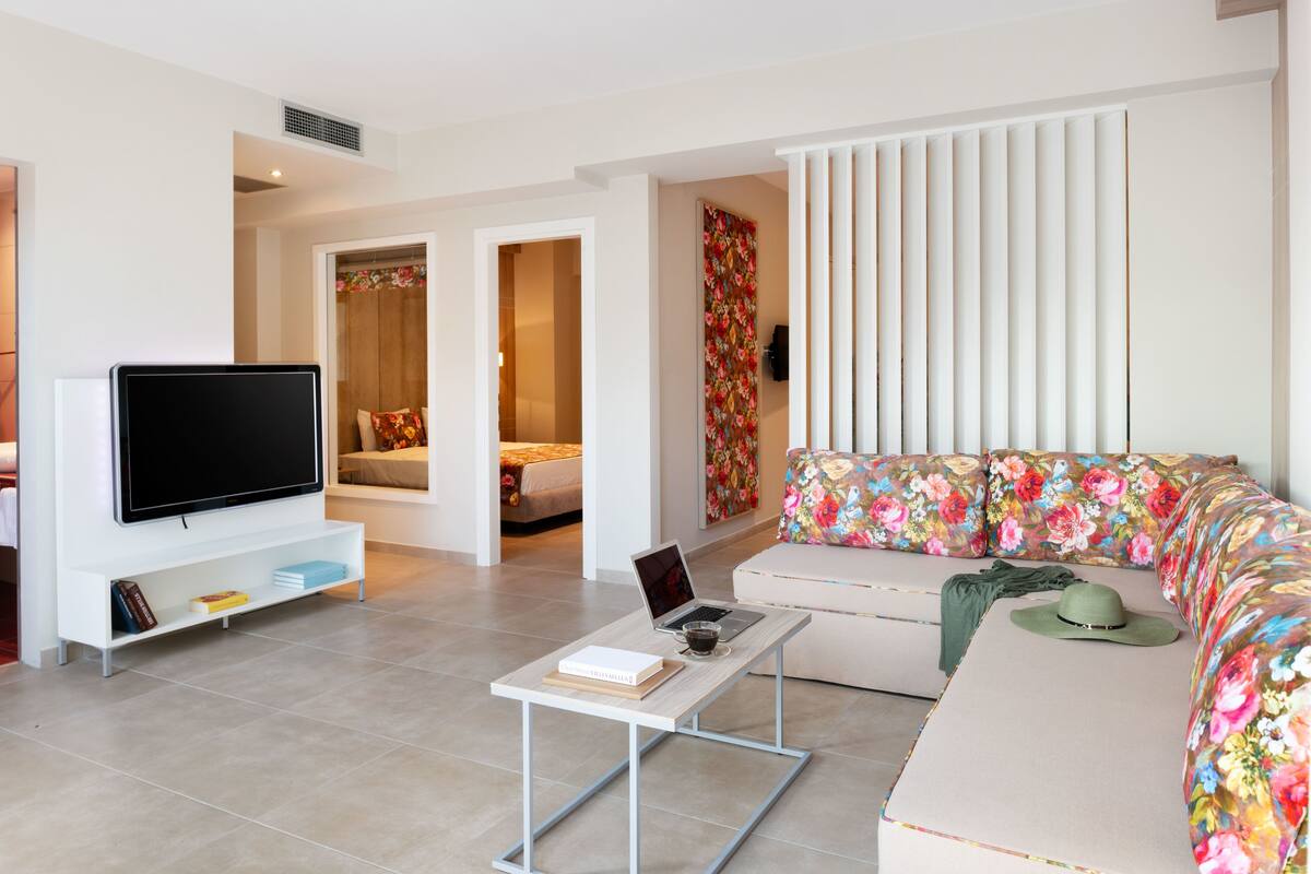 Family Suite | Living area | 21-inch flat-screen TV with satellite channels, TV