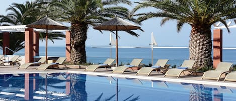 2 piscinas al aire libre, sillones reclinables de piscina