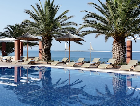 2 piscinas al aire libre, sillones reclinables de piscina