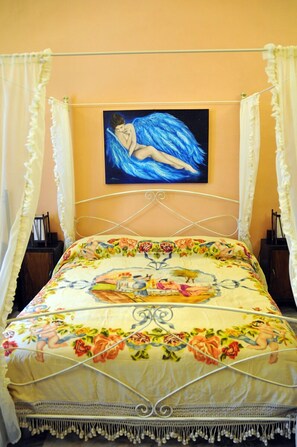 Romantische Suite, 1 Schlafzimmer, Nichtraucher, Stadtblick | Zimmersafe, Schreibtisch, kostenlose Babybetten, kostenloses WLAN