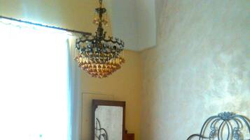 Quarto triplo superluxo, 1 quarto, para não fumantes, vista para a cidade | Cofres nos quartos, escrivaninha, berços grátis, Wi-Fi de cortesia