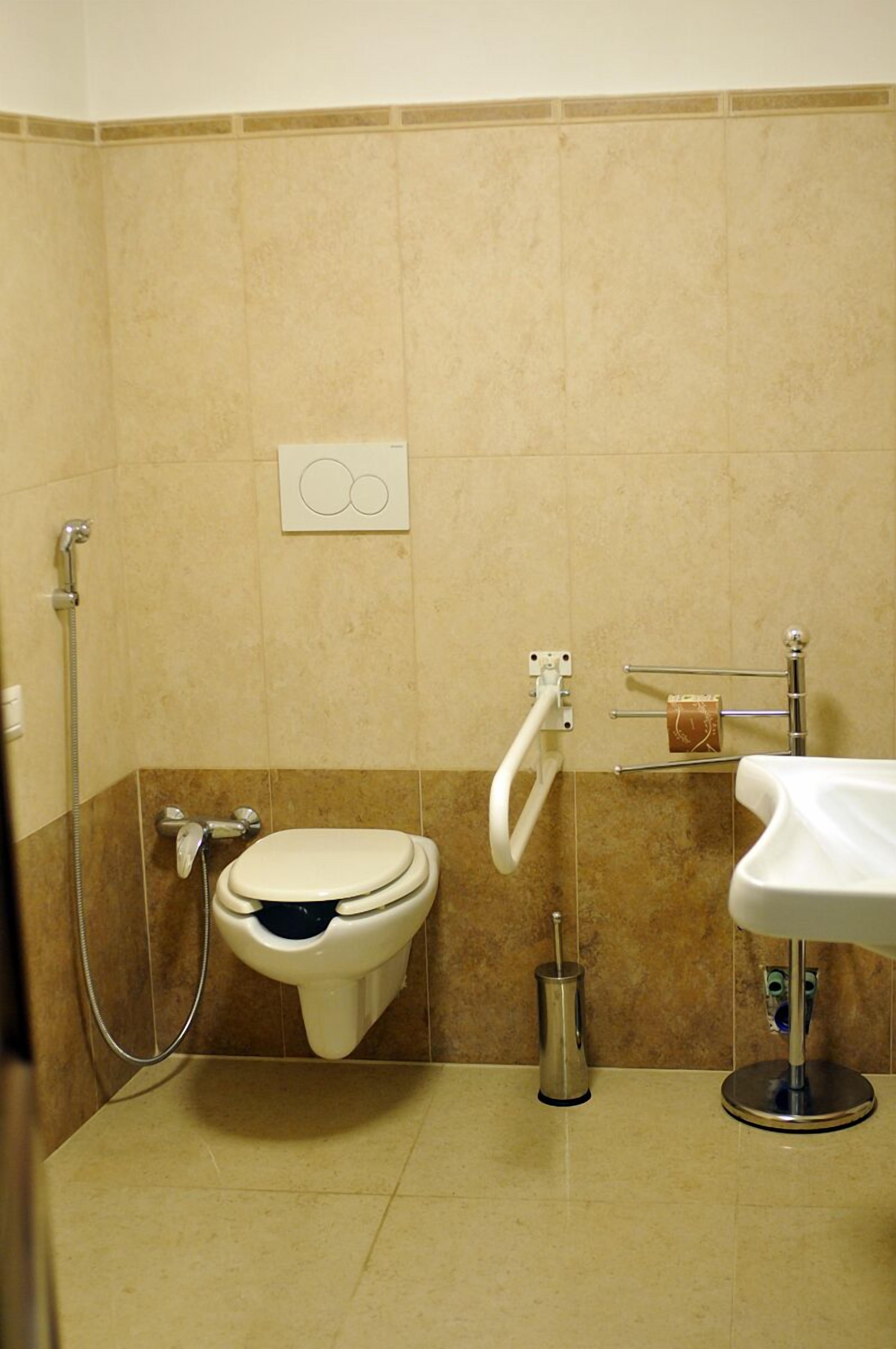 Chambre Double Classique, 1 lit double, accessible aux personnes à mobilité réduite, non-fumeur | Salle de bain