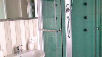 Tripla Luxury, 1 camera da letto, non fumatori, vista città | Bagno | Doccia, set di cortesia gratuito, asciugacapelli, accappatoio