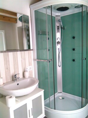 Luxury-Dreibettzimmer, 1 Schlafzimmer, Nichtraucher, Stadtblick | Badezimmer | Dusche, kostenlose Toilettenartikel, Haartrockner, Bademäntel