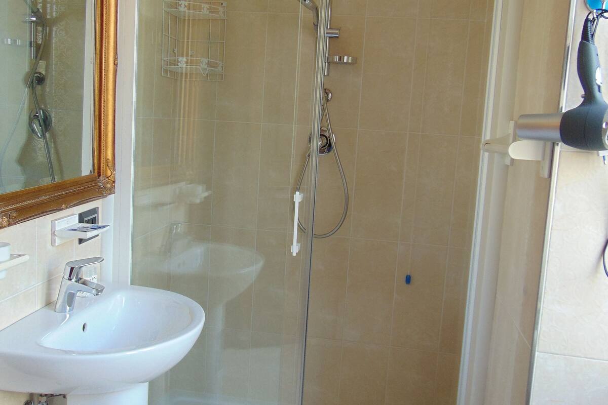 Single Room | Bathroom | Shower, free toiletries, hair dryer, bidet