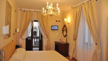 Double Room, 1 Double Bed | Minibar, desk, free WiFi, bed sheets