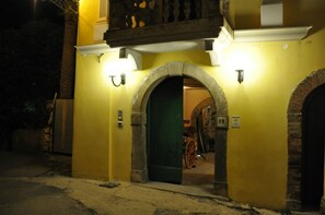 Front of property – evening/night - Hotel Sgroi (Laureana Cilento)
