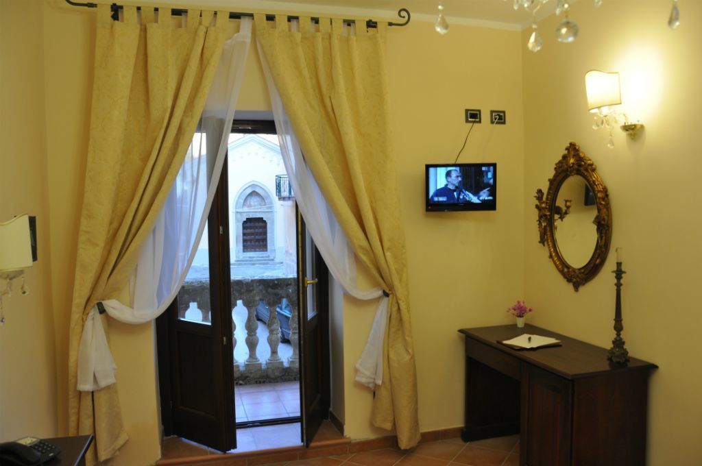 Apartment | Minibar, desk, free WiFi, bed sheets