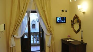 Apartment | Minibar, desk, free WiFi, bed sheets