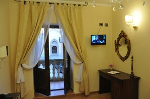Apartment | Minibar, desk, free WiFi, bed sheets - Hotel Sgroi (Laureana Cilento)