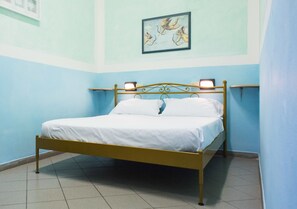 Kamer, 1 twee- of 2 eenpersoonsbedden, gemeenschappelijke badkamer