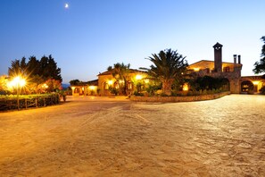 Front of property – evening/night - Agriturismo Villa Dafne (Alia)
