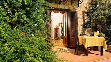 Se sirven desayunos y almuerzos; cocina italiana; con vista a la piscina
