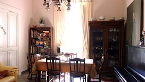 A dining area with a table, chairs, a bookshelf, and a cabinet. - Angeli dell'Osanna B&B (Nardò)