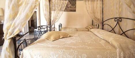 Superior-Vierbettzimmer, 1 Schlafzimmer, Nichtraucher | Minibar, Schreibtisch, kostenlose Babybetten, kostenloses WLAN