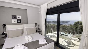 Ropa de cama de alta calidad y caja de seguridad en la habitación