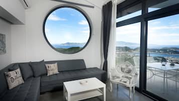 Deluxe Suite, Sea View | 1 bedroom, premium bedding, in-room safe, desk