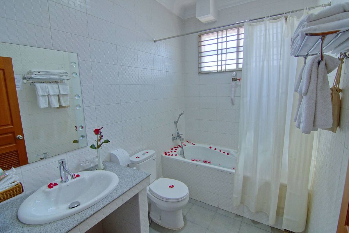 Dusche, kostenlose Toilettenartikel, Haartrockner, Bademäntel