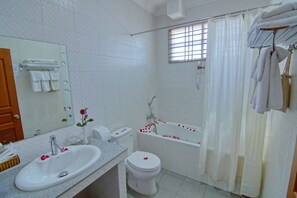 Ducha, artículos de tocador gratuitos, secador de pelo, batas