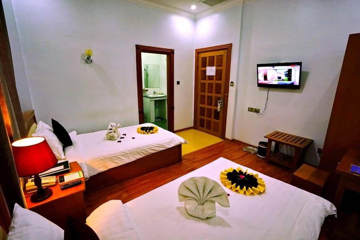 Superior Twin Room | Minibar, in-room safe, desk, blackout curtains