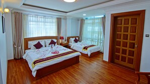 Suite – junior | Minibar, safe på rommet, skrivebord og blendingsgardiner