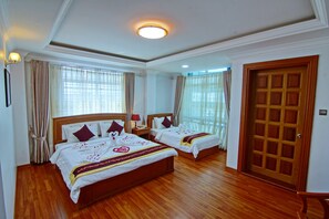 Junior Suite | Minibar, in-room safe, desk, blackout drapes - Yuan Sheng Hotel (Mandalay)