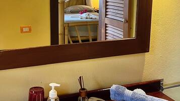 Ein Hotelbad mit Waschbecken, Spiegel und Pflegeprodukten.