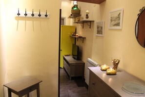 Family Apartment, 3 Bedrooms, Non Smoking, Kitchen | Living area | Flat-screen TV - Residence Montegrappa (Palermo)