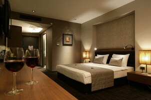 高档床上用品、迷你吧、客房内保险箱、办公桌