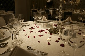 2 restaurants; breakfast, lunch, dinner and brunch served 