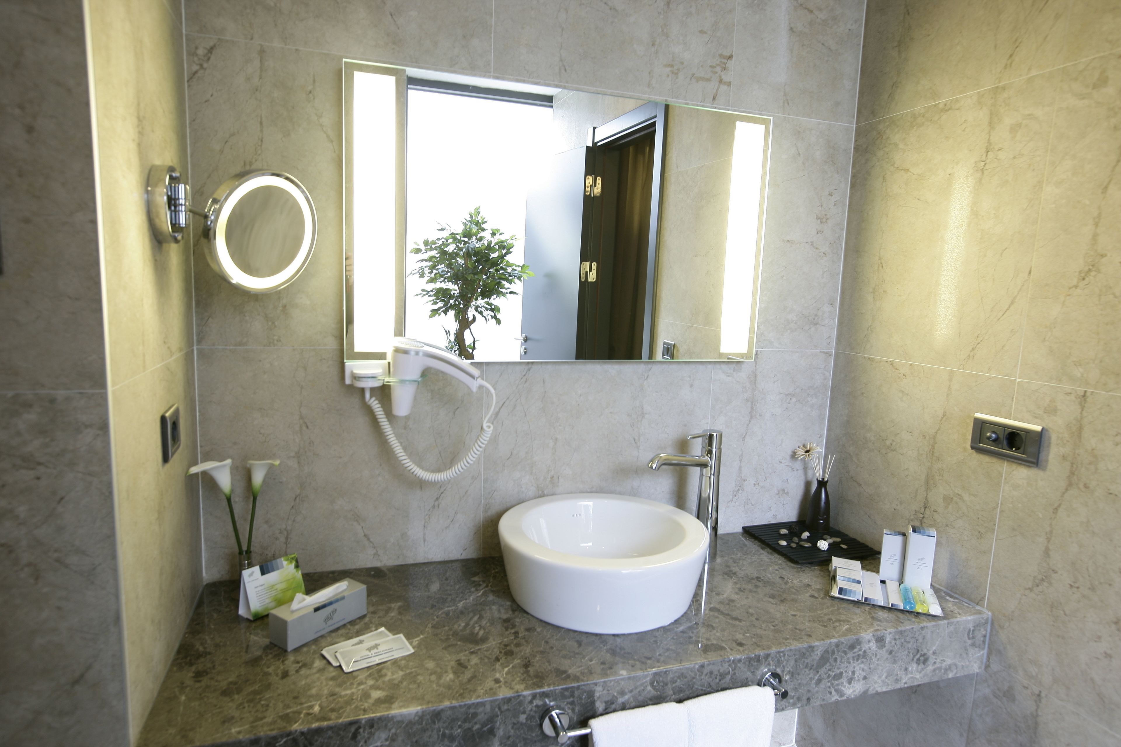 combined shower/bathtub, free toiletries, hair dryer, slippers