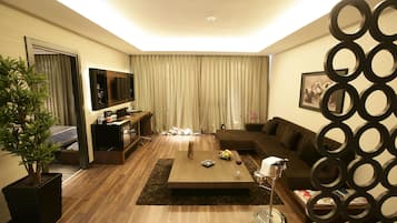 Suite, 1 Bedroom | Premium bedding, minibar, in-room safe, desk