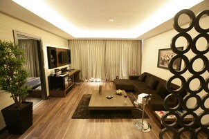 Ropa de cama de alta calidad y minibar 
