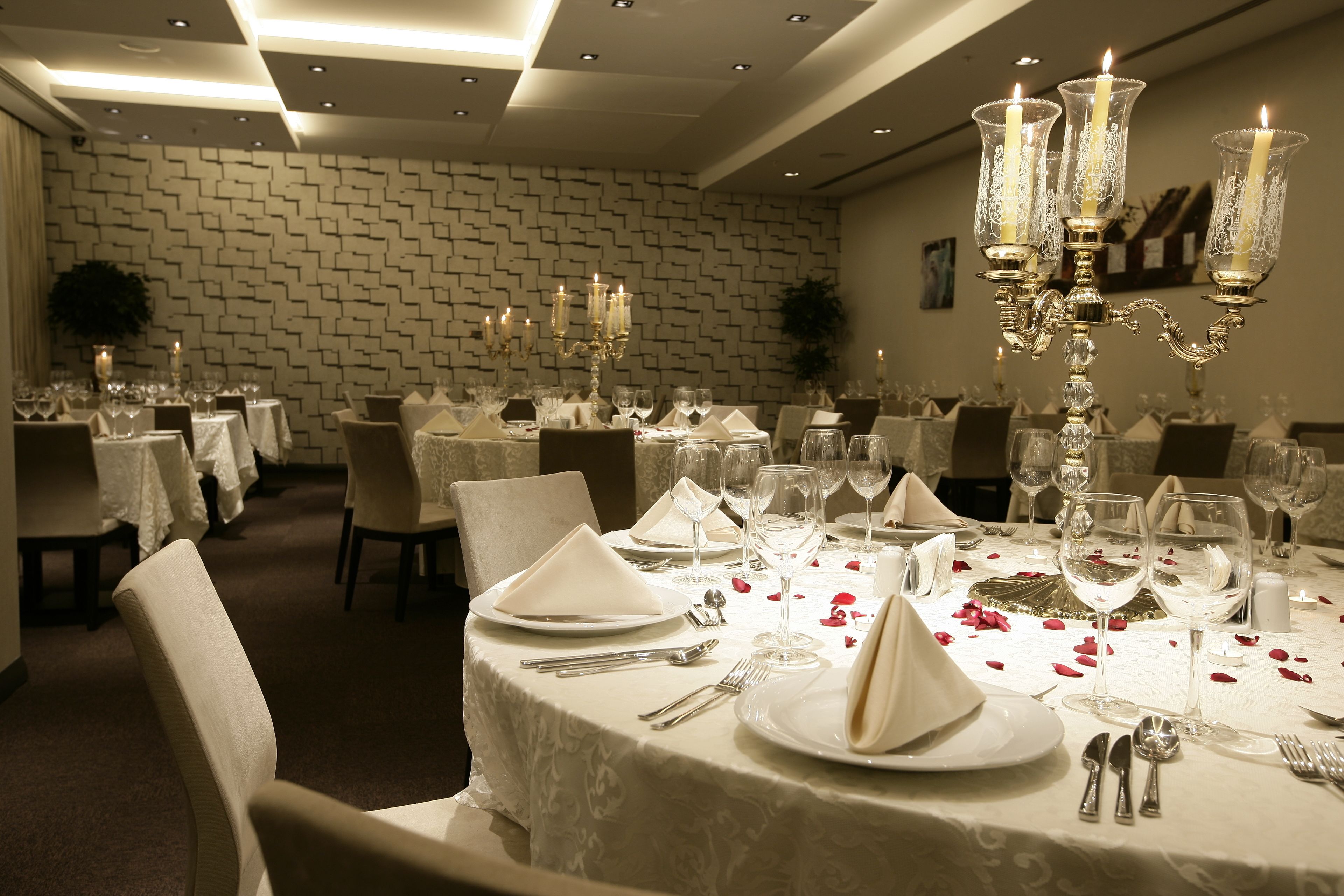 2 restaurants, breakfast, lunch, dinner served; international cuisine